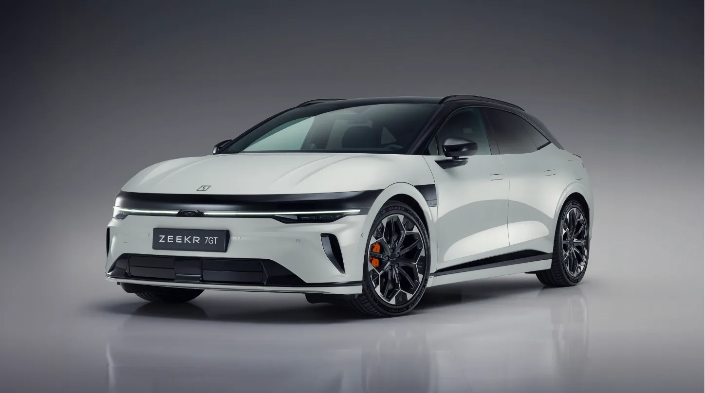 Zeekr 7GT elektrisk stationcar i Crystal White set forfra ved officiel præsentation.