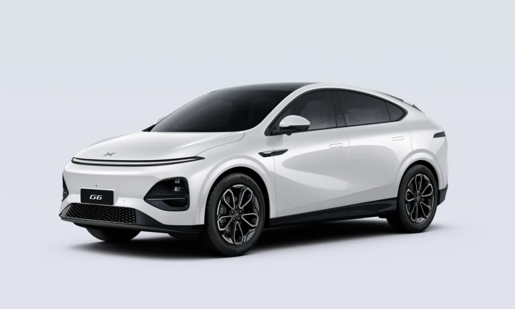 Xpeng G6 2025-model elbil i hvid set forfra