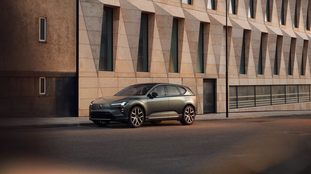 Profilbillede af den nye elektriske Volvo EX60 SUV i kørsel.