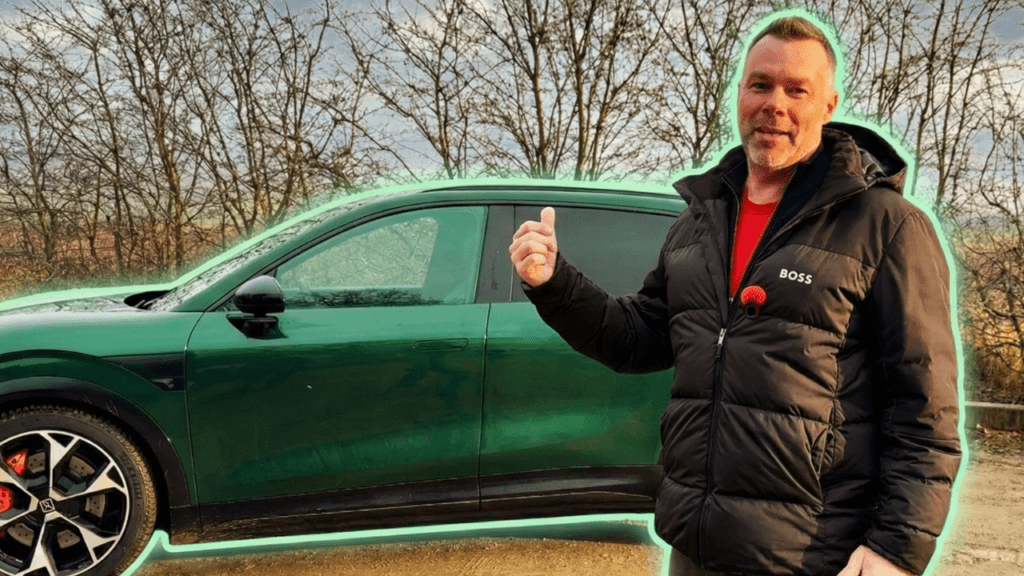 Zeekr 7X test - grøn elektrisk SUV  holder stille på en vej. John G peger på bilen