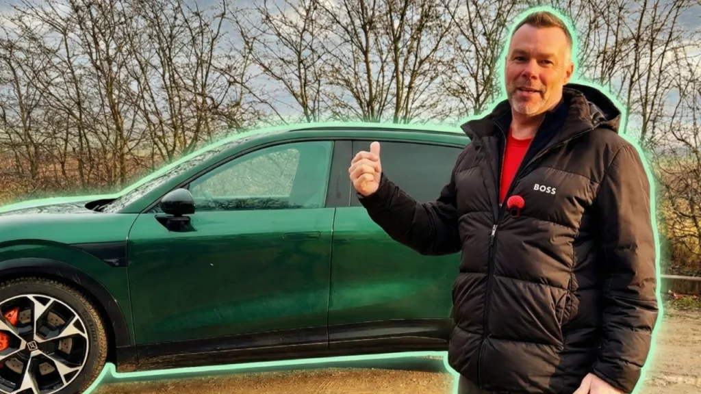 Zeekr 7X test - grøn elektrisk SUV  holder stille på en vej. John G peger på bilen