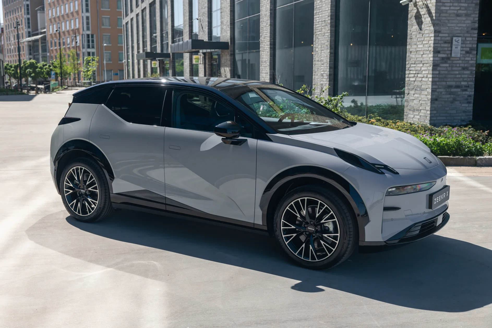 Zeekr X elbil i hvid farve parkeret ved siden af vej.