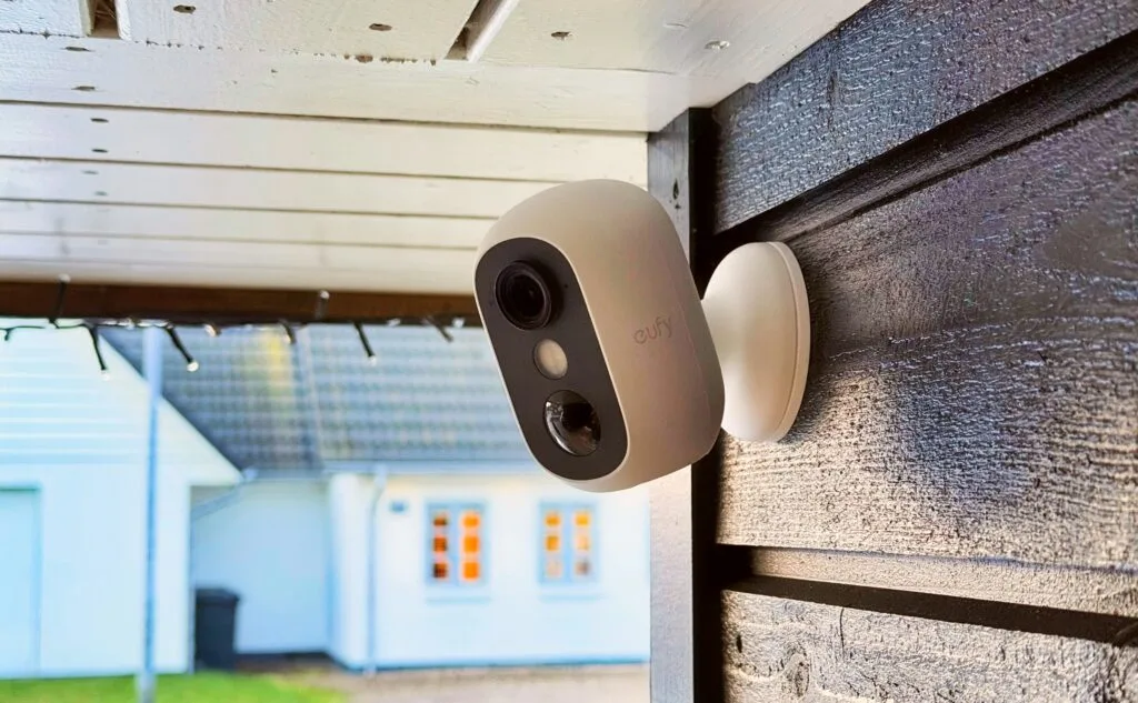 Nærbillede af det hvide trådløse Eufy eufyCam C35 overvågningskamera