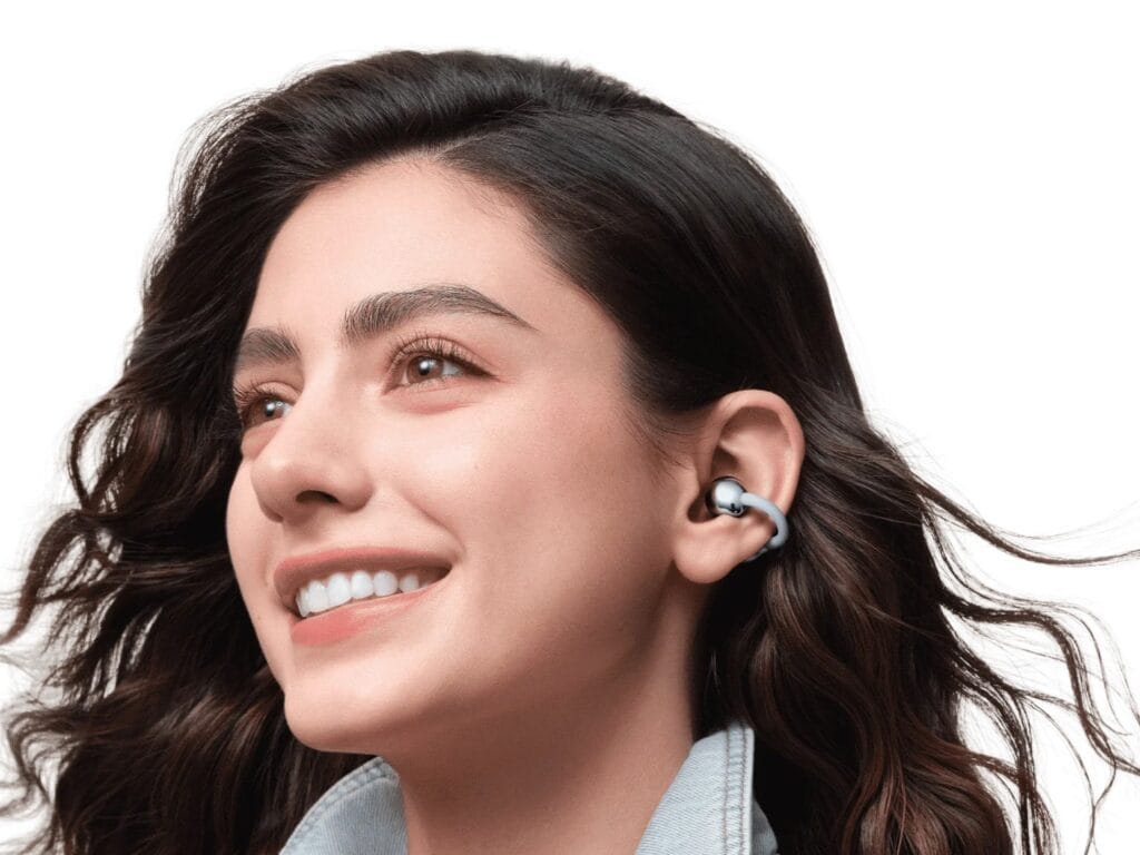 Model med Huawei FreeClip 2 open-ear headset i øret