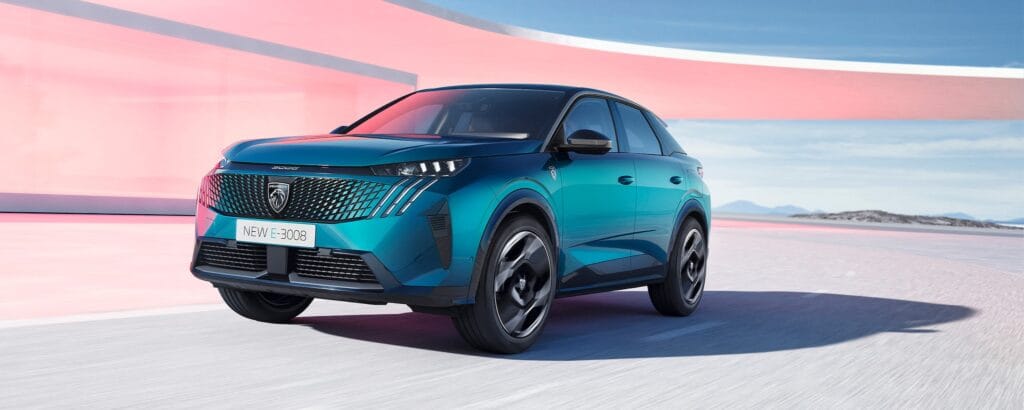 Peugeot E-3008 elbil forfra - en af de modeller der tilbagekaldes grundet fejl på styretøj.
