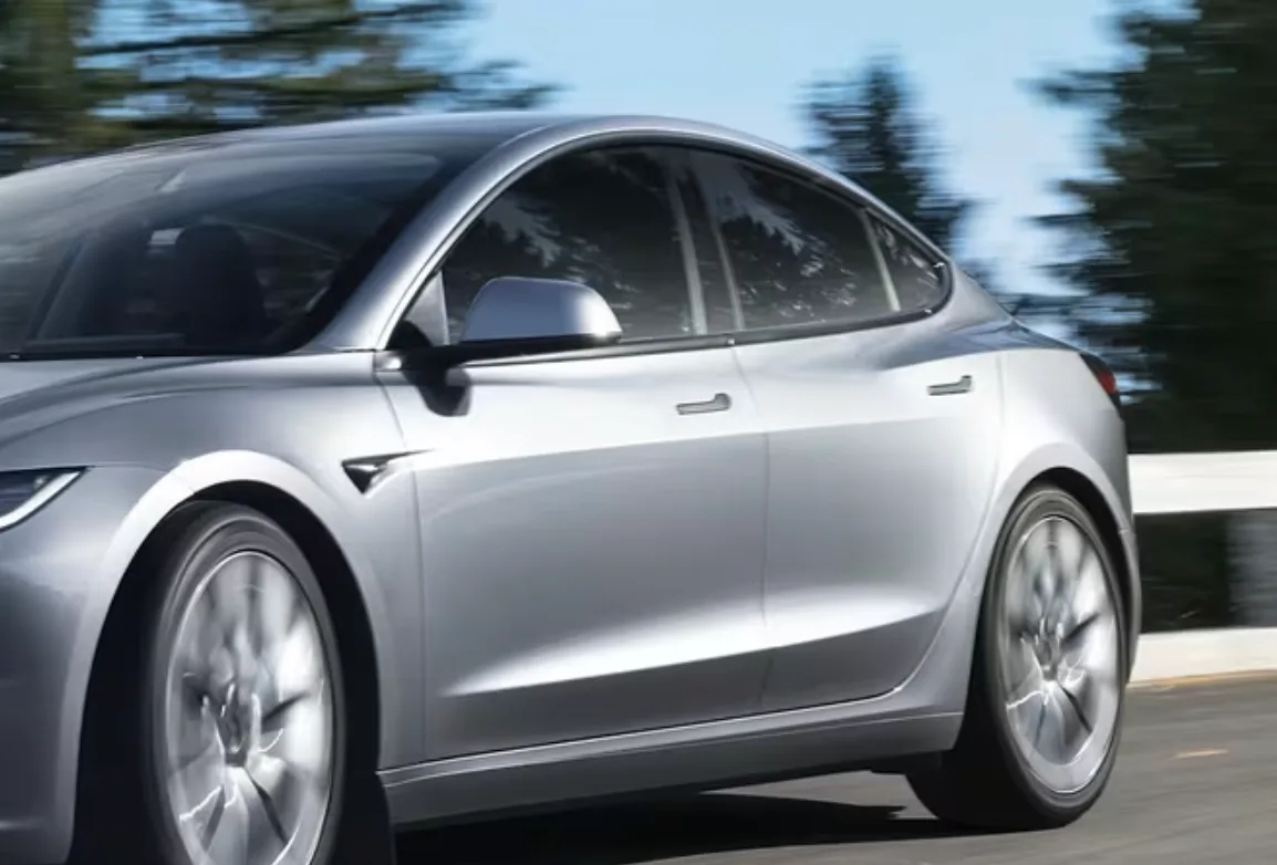 Nærbillede af skjult dørhåndtag på en hvid Tesla Model 3.