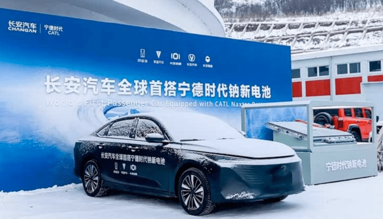 Changan Nevo A06 elbil med natrium-ion-batteri der kører i snevejr