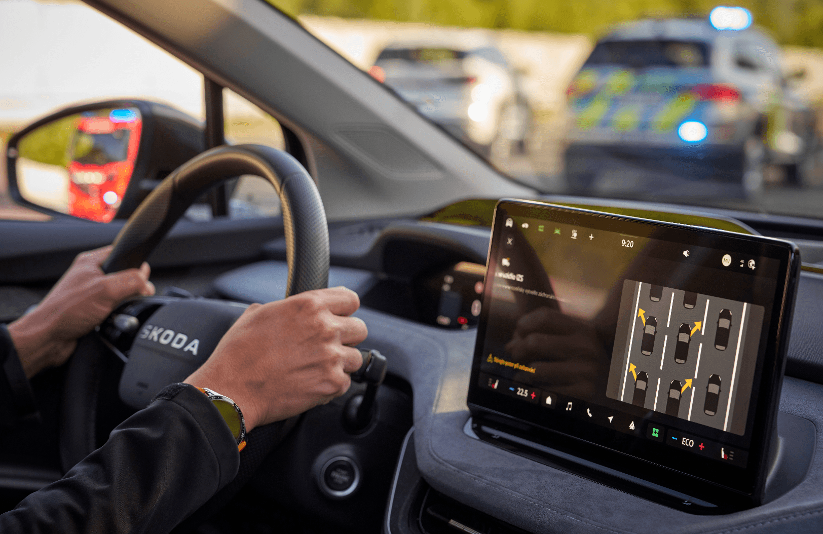 Skoda har præsenteret en opgradering til deres "Traffication"-app, som har været en del af bilernes infotainmentsystem. Den nye funktion, Approaching Emergency Vehicle Alert, er designet til at gøre advare føren mod udrykningskøretøjer (Foto: Skoda)