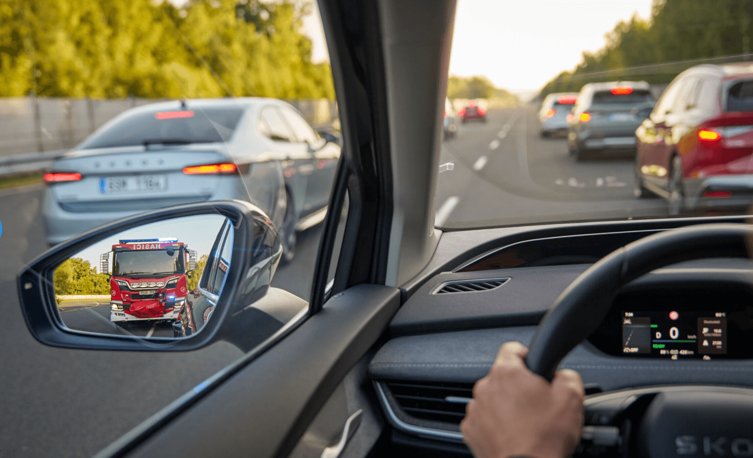 Skoda har præsenteret en opgradering til deres "Traffication"-app, som har været en del af bilernes infotainmentsystem. Den nye funktion, Approaching Emergency Vehicle Alert, er designet til at gøre advare føren mod udrykningskøretøjer (Foto: Skoda)