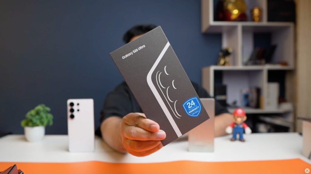YouTuber Sahil Karoul med en Galaxy S26 Ultra unboxing video