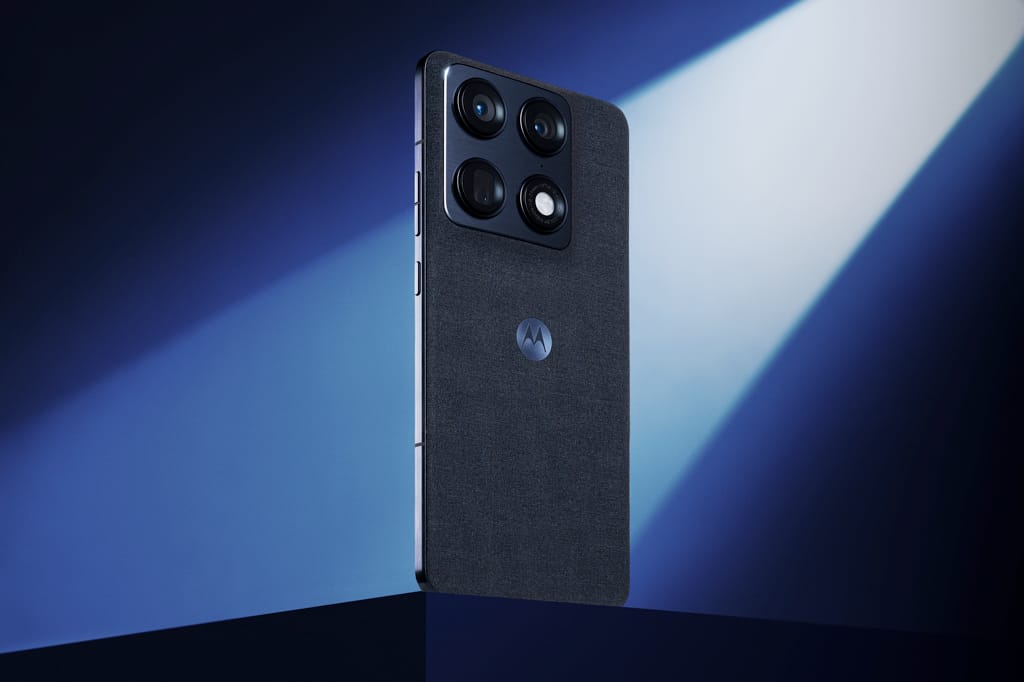 Motorola Signature smartphone i farven Carbon set fra siden for at vise det ultra-tynde design.