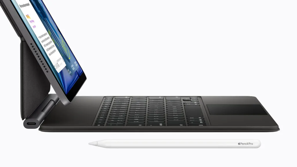 iPad Air M4 med Magic Keyboard og Apple Pencil Pro på et bord.