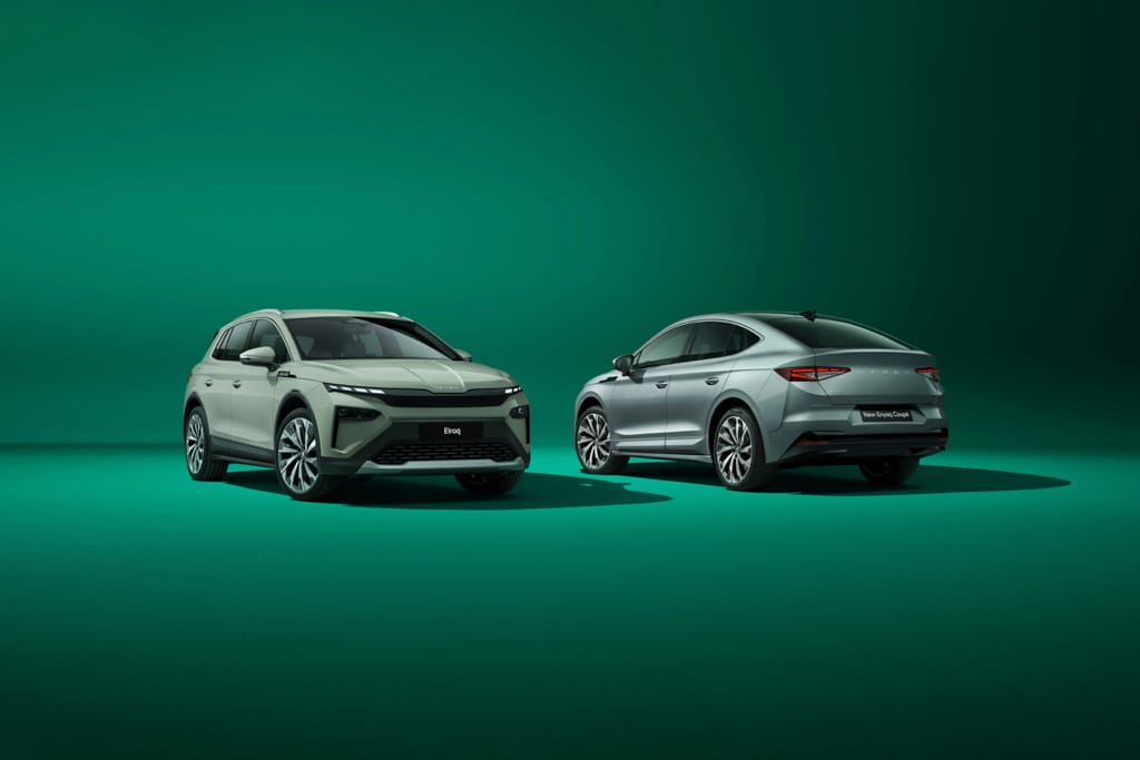 To Skoda elbiler, en Enyaq og en Elroq, parkeret ved siden af hinanden