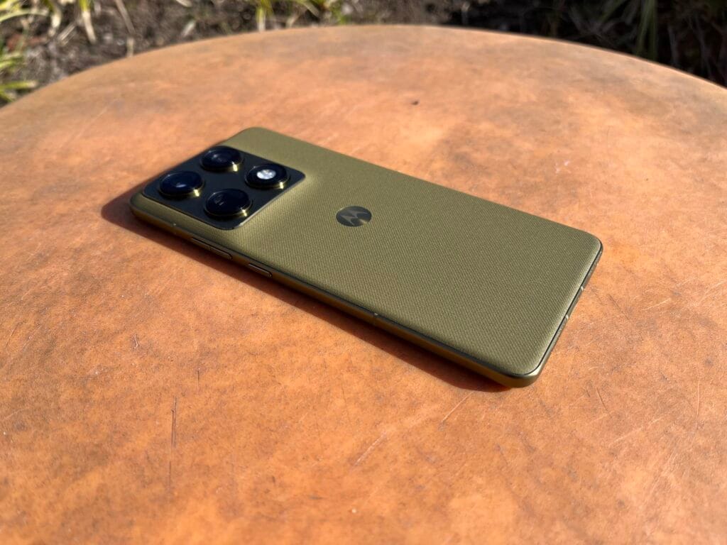 Motorola Signature smartphone i farven Martini Olive med fokus på det tredobbelte 50 megapixel kamera.