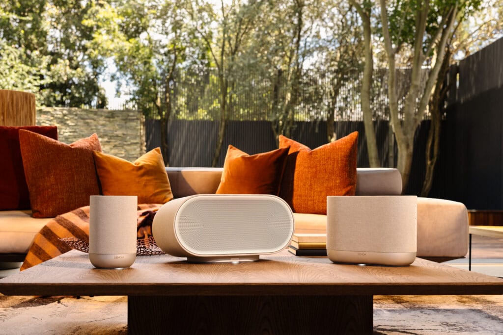 Tre hvide Denon Home højttalere (model 200, 400 og 600) i et lyst moderne hjem.