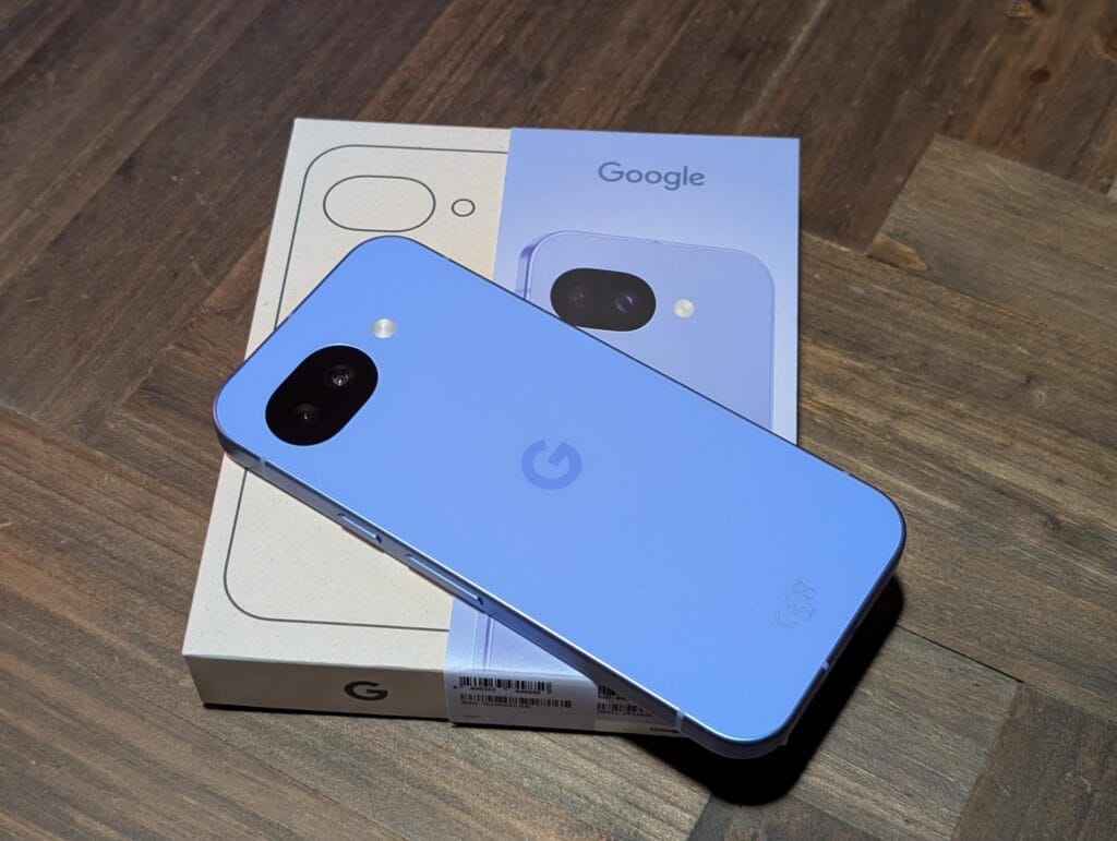 Google Pixel 10a smartphone i salgsæske på bord