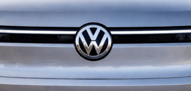 Volkswagen logo (Grafik: MereMobil.dk / AI)