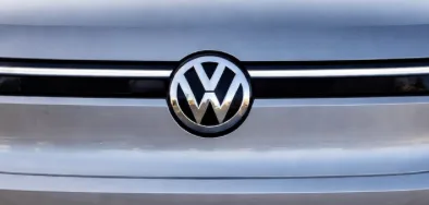 Volkswagen logo (Grafik: MereMobil.dk / AI)