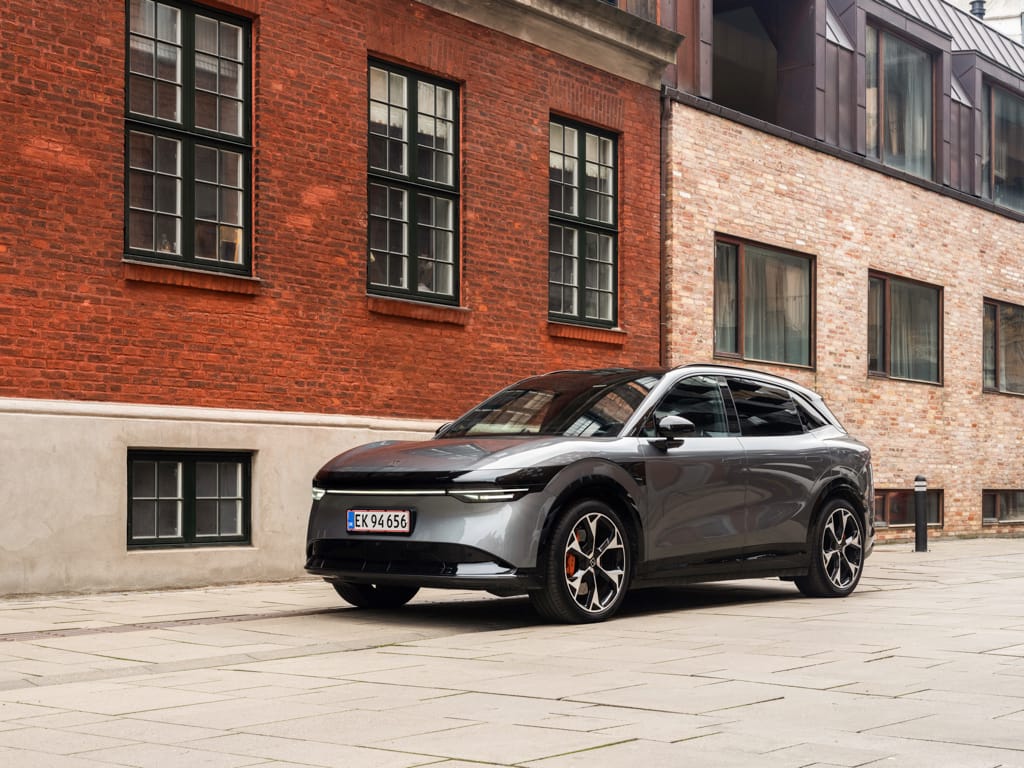 Sort Zeekr 7X elbil parkeret i naturen