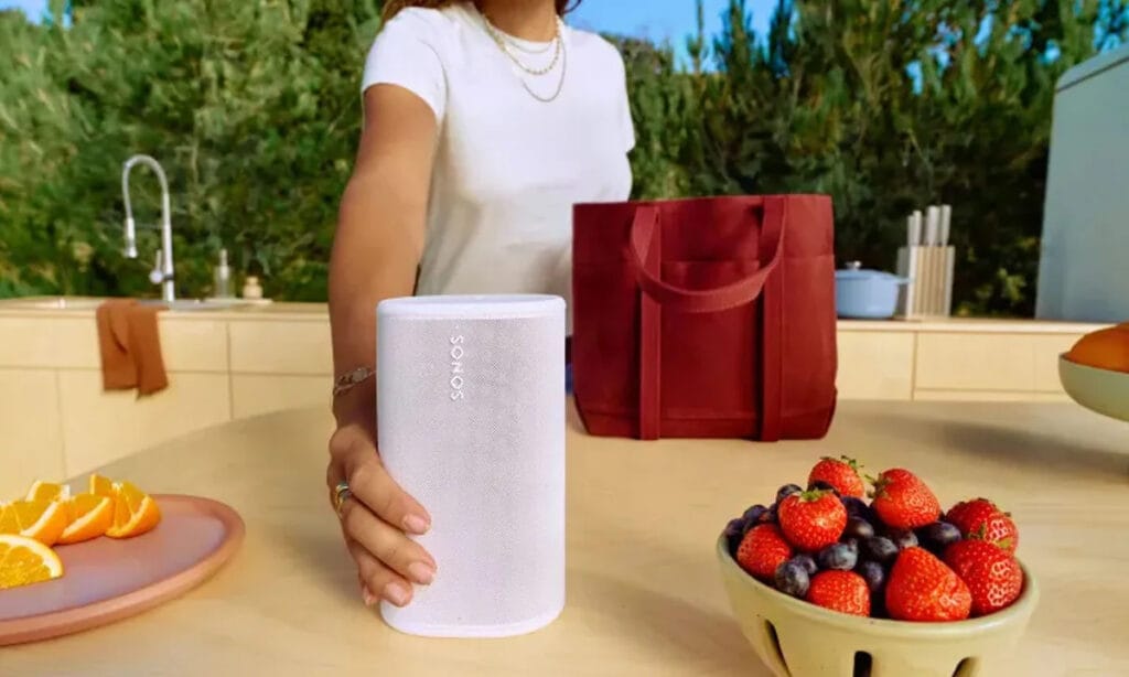 Lækket billede af Sonos Play højtaler i sort design med bærerem.