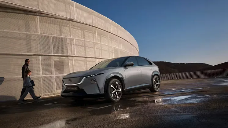 Mazda CX-6e elektrisk SUV i profil - sølvgrå elbil klar til det danske marked.