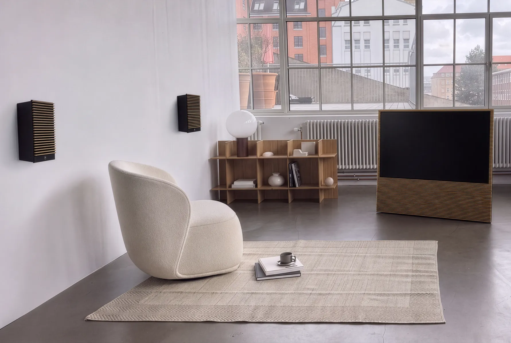 HiFi S99H kombinerer Canvas HiFis prisvindende lydteknologi med Samsungs nye S99H-flagskibs-OLED-TV og Canvas’ karakteristiske fronter med klassiske trælameller. (Foto: Samsung)