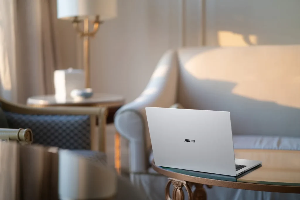 ASUS ExpertBook A7 i Lunar Silver